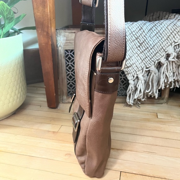 ESPE Vegan Leather Brown Tote, Magnetic flap/zipper closure, see notes below - Picture 9 of 16